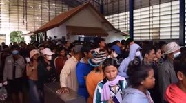 Cambodian workers flee Thailand amid border conflict