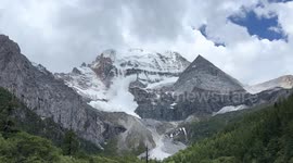Avalanche crashes down mountainside in China