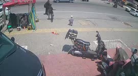 Child crosses busy road with care in Shandong, China