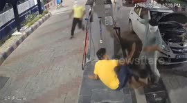 India: Four Masked goons in a car brutally beat the pump salesman for no CNG payment in Aurangabad, Uttarpradesh