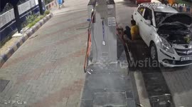 India: Four Masked goons in a car brutally beat the pump salesman for no CNG payment in Aurangabad, Uttarpradesh