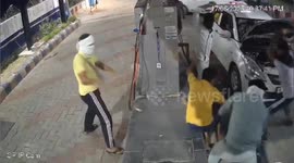 India: Four Masked goons in a car brutally beat the pump salesman for no CNG payment in Aurangabad, Uttarpradesh