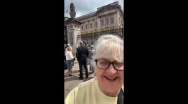 Woman hilariously crowns herself  a legend at Buckingham Palace