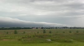US: Massive Low-Hanging Cloud Spotted Amid Violent Storm in Wichita