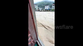 Terrifying Moment Floodwaters Surge Toward Man’s Home During Heavy Rains in Hubei