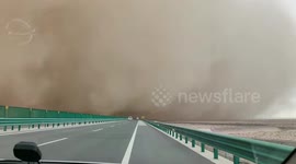 Massive sandstorm causes zero visibility on road in Zhejiang, China