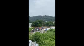 Large tree splits while passing under bridge in Guangxi, China