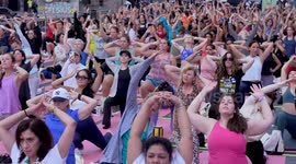 US: Hundreds gather to celebrate summer solstice in Times Square