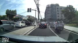 Dashcam captures cat stranded in traffic before rescue in Shanghai, China