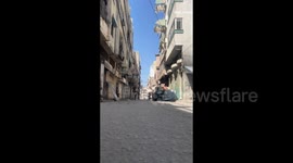 Gaza: A bomb explodes at the end of the street, causing buildings to collapse and people to flee in Gaza