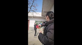 Ingenious duo uses slingshot to harvest persimmons in China