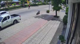 Kind delivery rider stops traffic to help elderly woman cross road