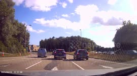 DASHCAM - Moron in wrong lane dangerously drives around/between cars to get to front of queue!