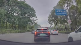Reckless driver crashes into vehicles in China