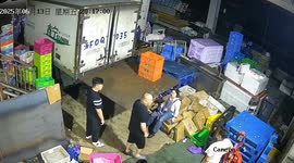 Frightening: Truck driver blindly reverses, causing woman behind the vehicle to be crushed