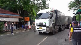 Thai border checkpoint jammed as Cambodian workers rush home