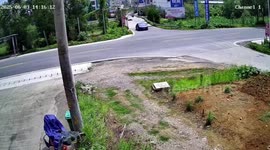 Concrete truck hits sedan during turn at busy intersection in Hunan, China