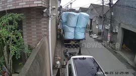 Motorcycle riders hit by falling package in Zhejiang, China