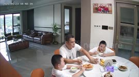 Boy prioritizes food during emergency in Hunan, China