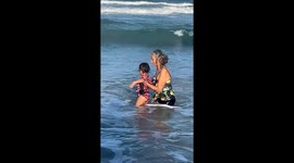 Grandmother falls while playing in waves in Margarita, Venezuela