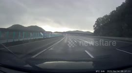 Driver loses control and narrowly avoids accident on wet road in Guangdong, China