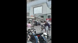Overturned SUV causes traffic and prompts group effort in Guizhou, China