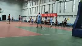 Basketball player knocked down after collision in Shanxi, China