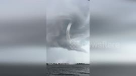 US: Twin Waterspouts Stun Boaters in Florida