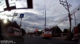 Two buses seen racing along dual-carriageway in the Philippines