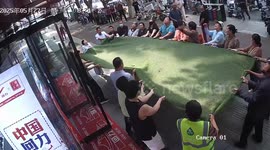 Elderly person saved from fall by quick-thinking crowd in Henan, China
