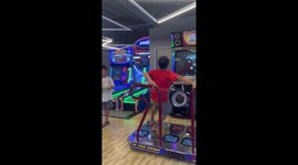 Gamer stuns onlookers with flawless Dance Revo routine
