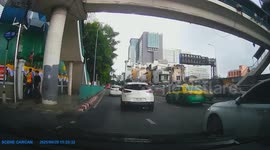Dashcam captures tree branches falling onto car during storm in Thailand