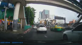 Dashcam captures tree branches falling onto car during storm in Thailand