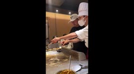 Customer is surprisingly good at Japanese restaurant egg trick