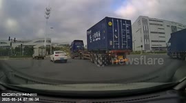 Truck splits in two and crashes into traffic lights in China