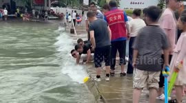 China: Bystanders rescue boy from river current in Anhui