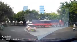 Woman falls from tilting e-trike in Guangxi, China