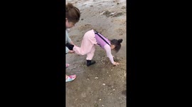 Little girl drains water pants with handstand in Liaoning, China