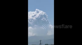 Japan: Shinmoedake Volcano Eruption in Miyazaki Prefecture