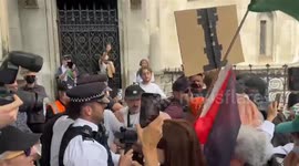 UK: Scuffle erupts outside London High Court amid pro-Palestinian protest