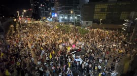 Israel: Protesters in Tel Aviv demand ceasefire, hostage release as Hamas responds to deal (2)
