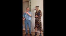 He showst with his hands that he knows the notes exactly - Singing with Dementia