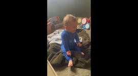 Heartwarming moment as baby boy laughs hysterically while witnessing pure silliness