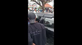 Locals surround shirtless tourist after car crash in Bali