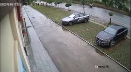 Black car crashes into e-bike and parked vehicle in Hunan, China