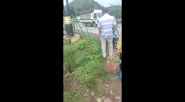 Car nearly plunges off riverbank in Yunnan, China