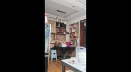 Cat struggles to turn and tumbles off cabinet in Guizhou, China
