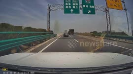 Multiple vehicle crash during highway exit in Sichuan, China