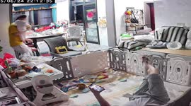 Toddler slips from father’s arms in Jiangxi, China