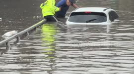 Driver rescued from submerged car during flood in Shanxi, China